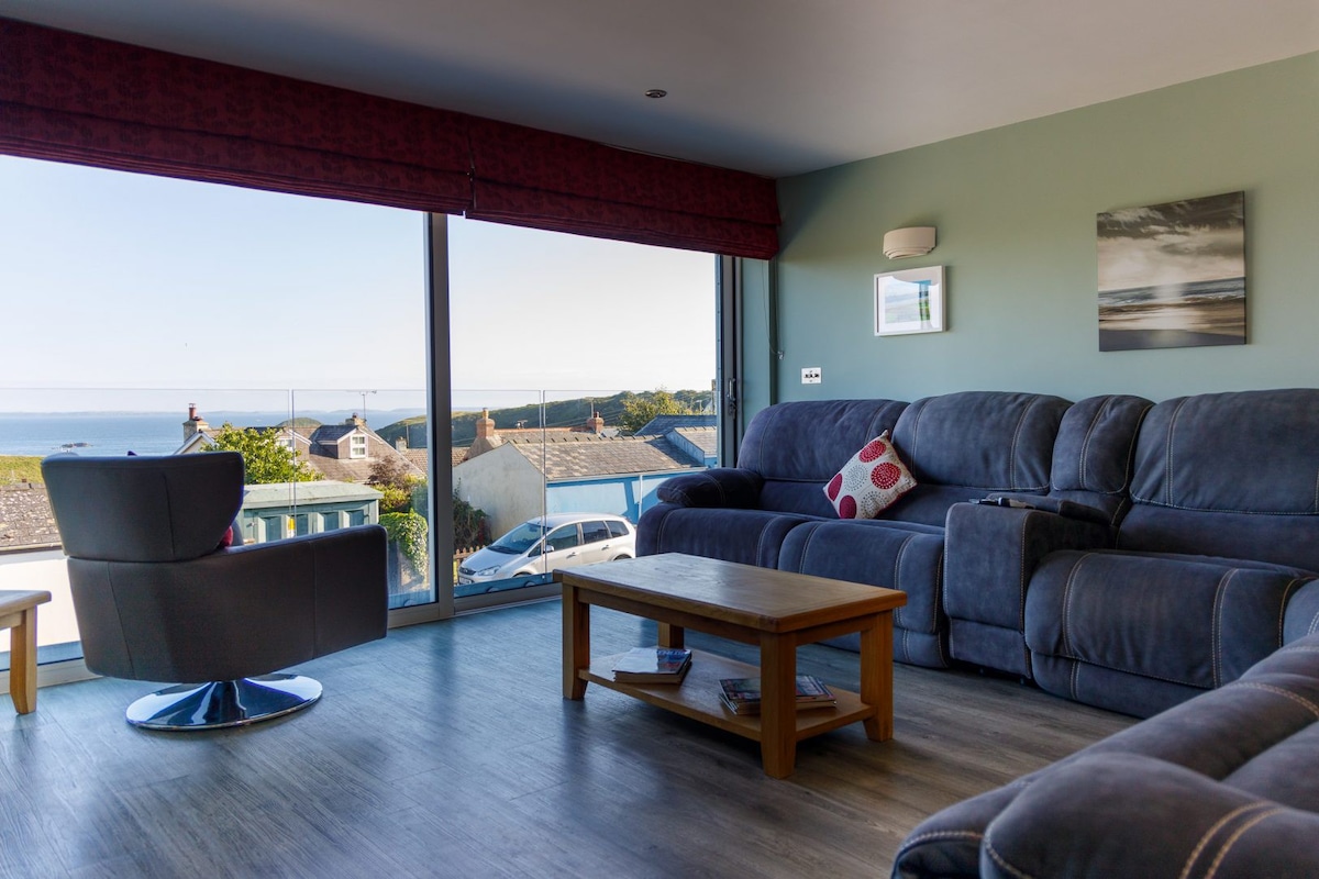 Striking Solva townhouse overlooking the bay!