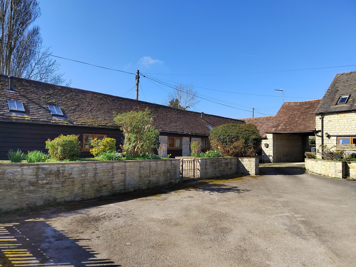 The Milking Parlour - Cottage within farm grounds