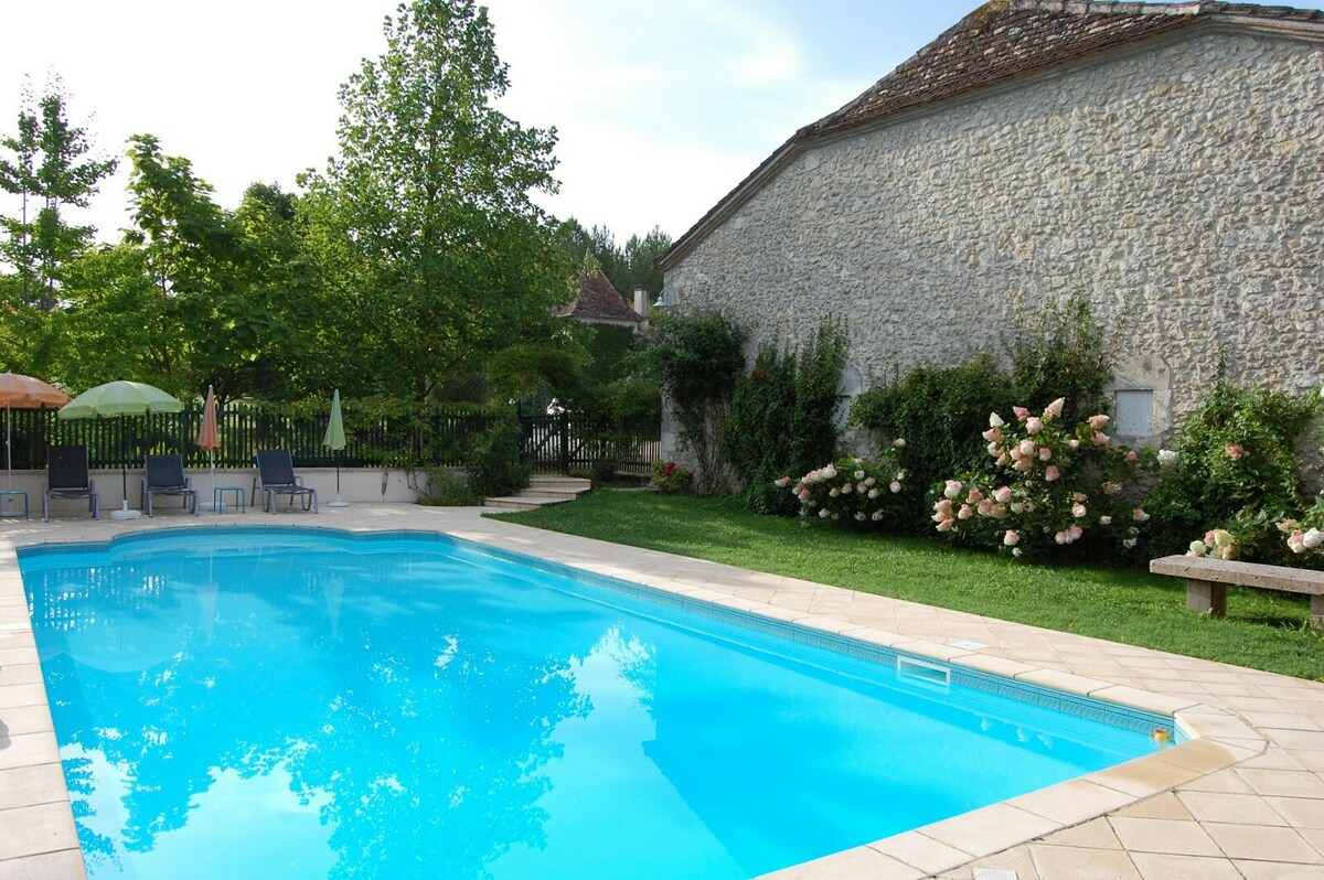 Cottage in a beautiful, private park with fab pool