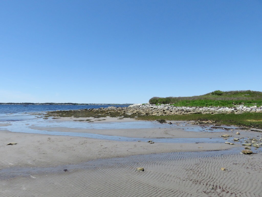 Bright View Cottage ~ Short Walk to Sandy Beach