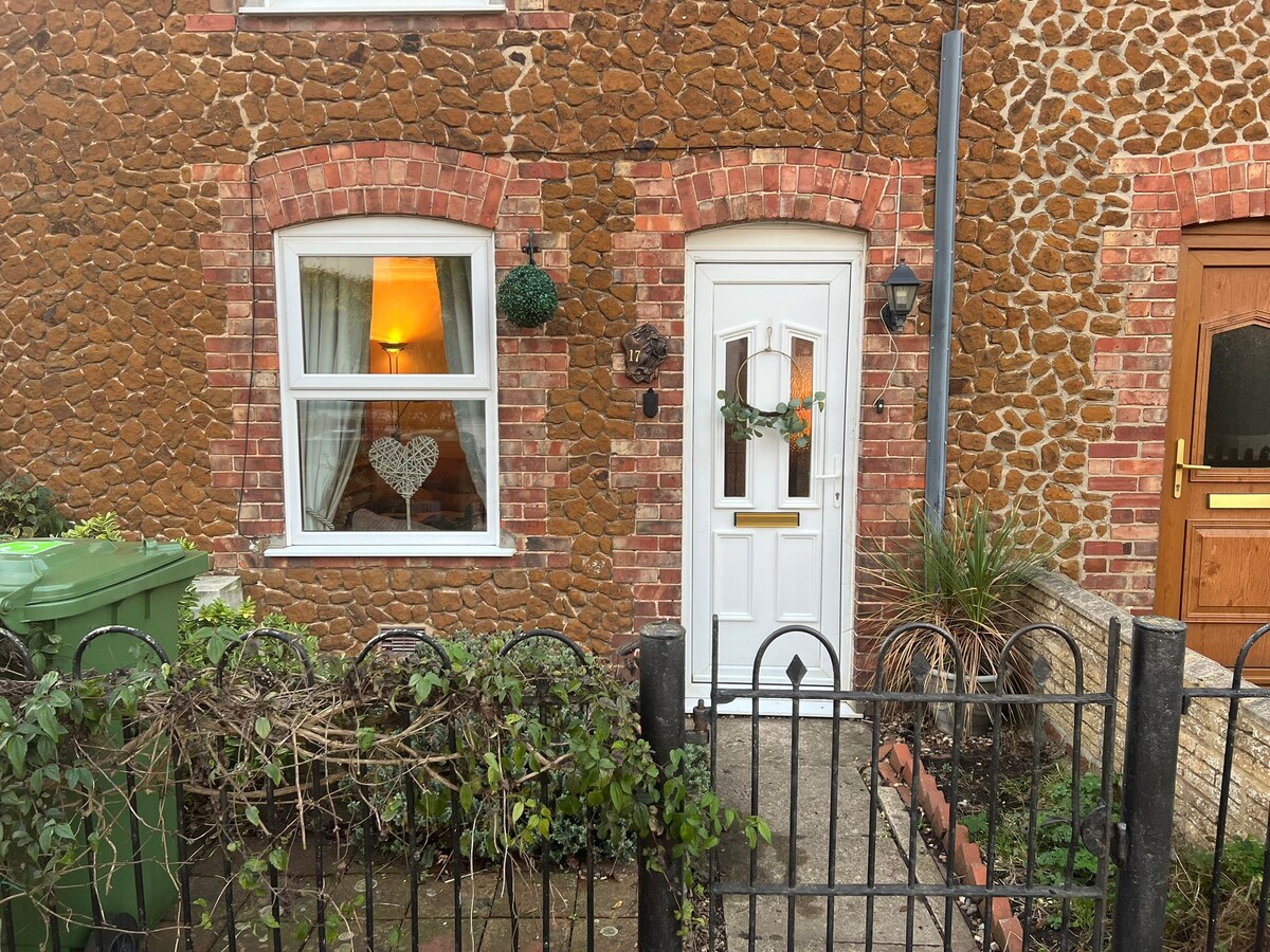 Cosy two Bedroom Cottage, Dog and Family Friendly