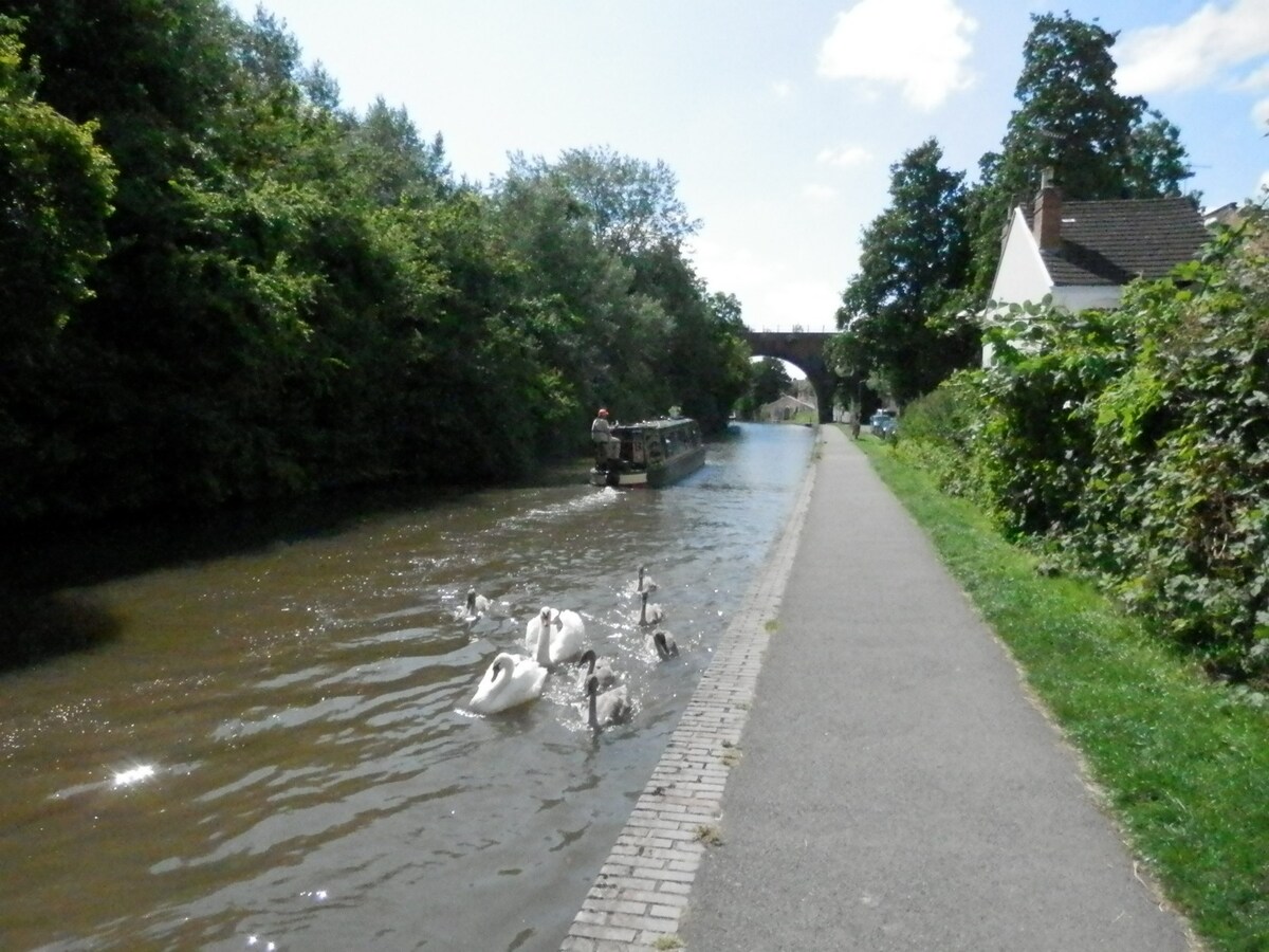 Canalside cottage, close to city centre.