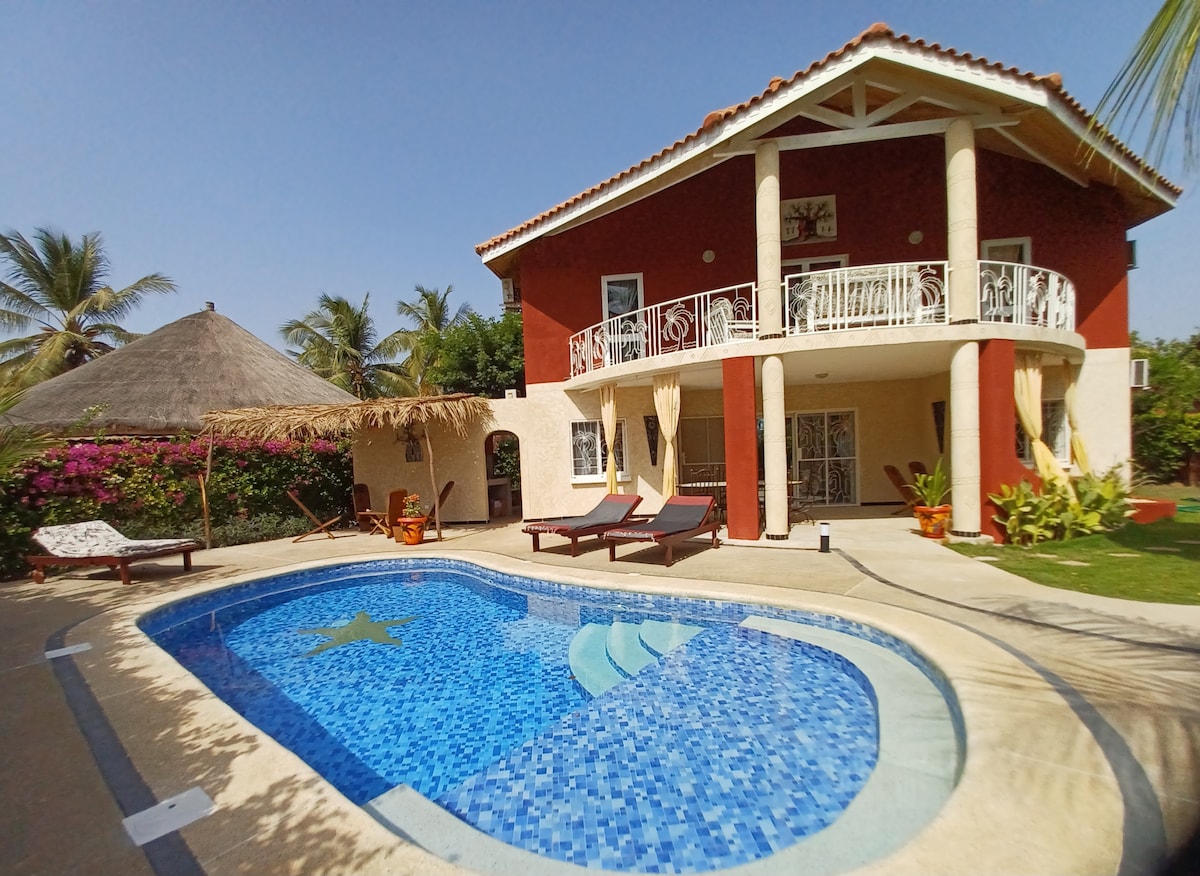 Belle villa avec piscine privée bord de mer à Saly