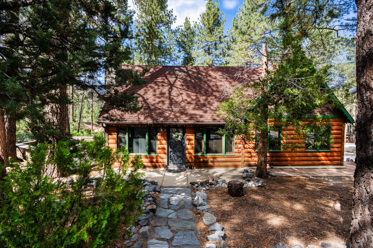 Big Buck Cabin. fireplace, 5 min to mountain high