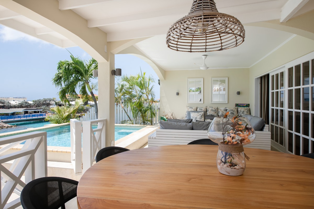 Luxury four bedroom Seafront Villa Hummingbird