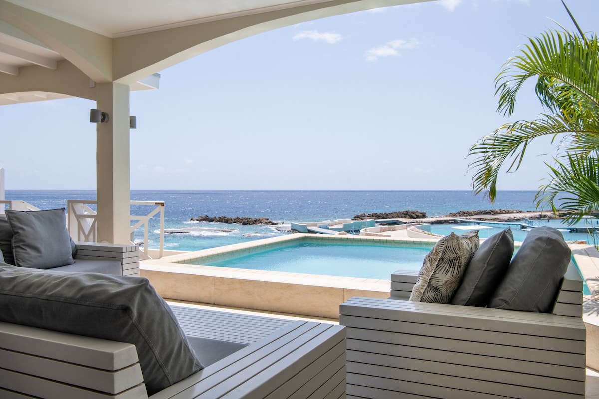 Luxury four bedroom Seafront Villa Hummingbird