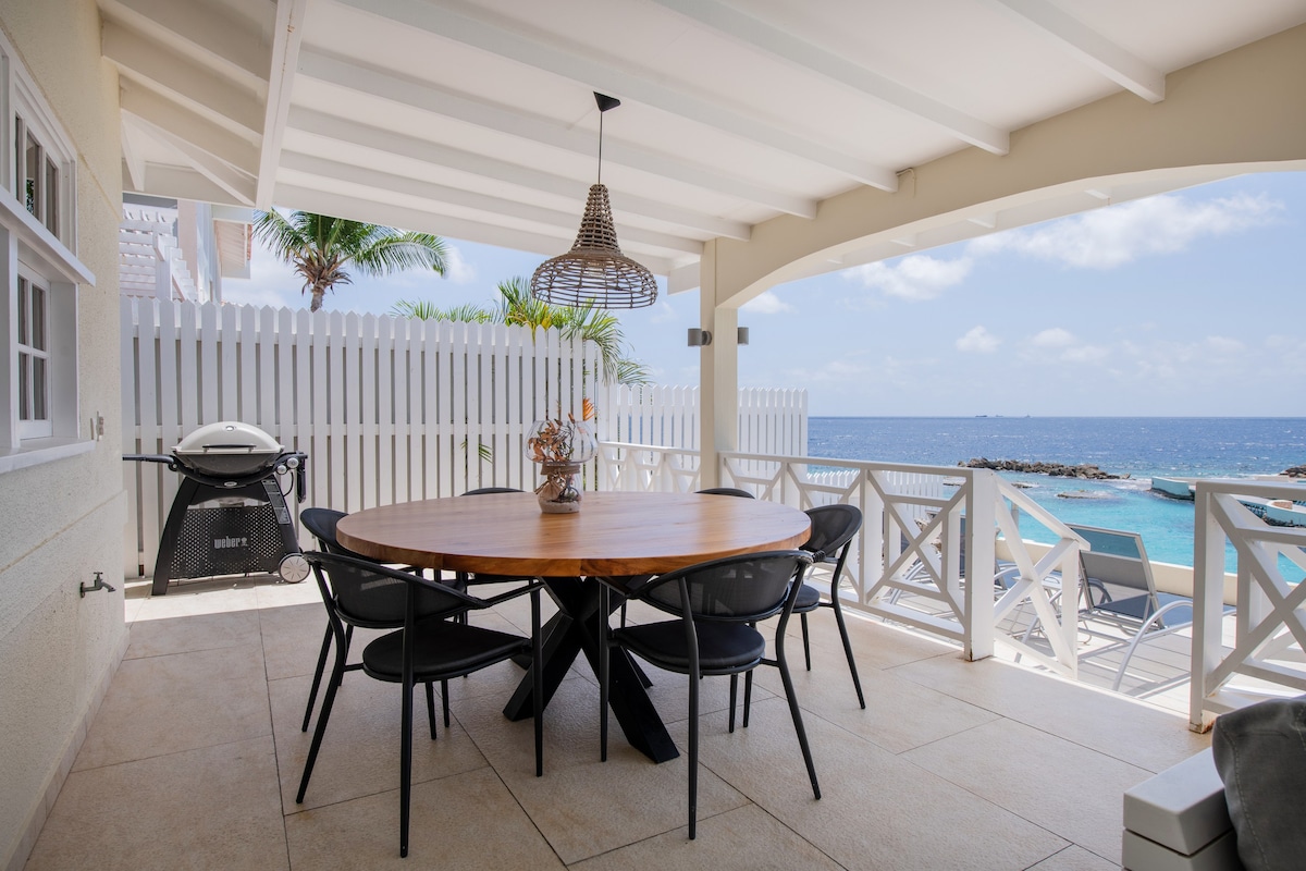 Luxury four bedroom Seafront Villa Hummingbird