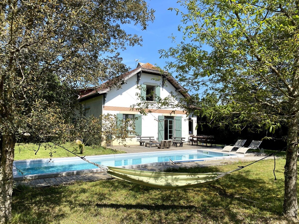 Belle maison avec piscine en bordure de forêt