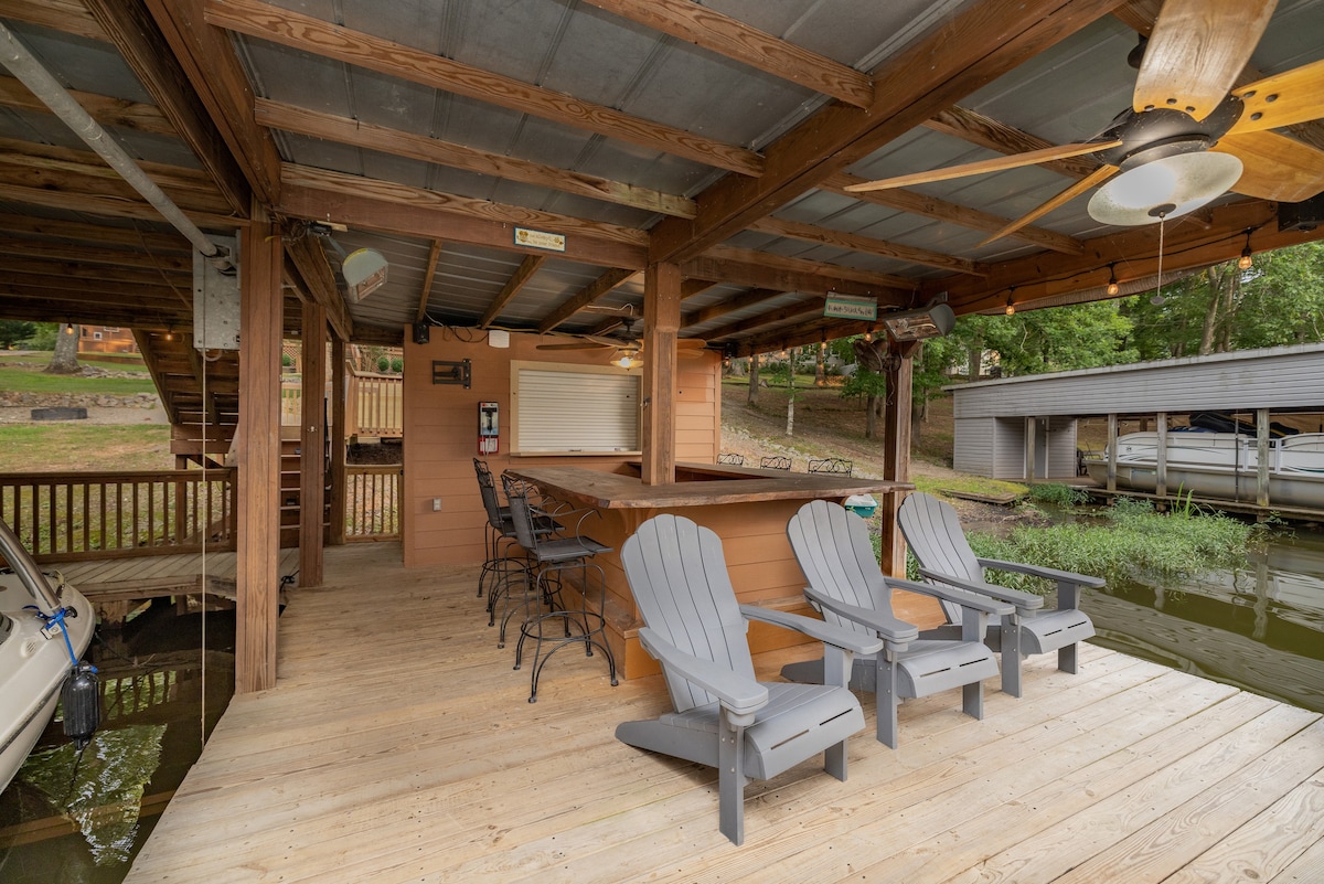 Lakefront Hm w/ Guest House, Tiki bar, Great Dock