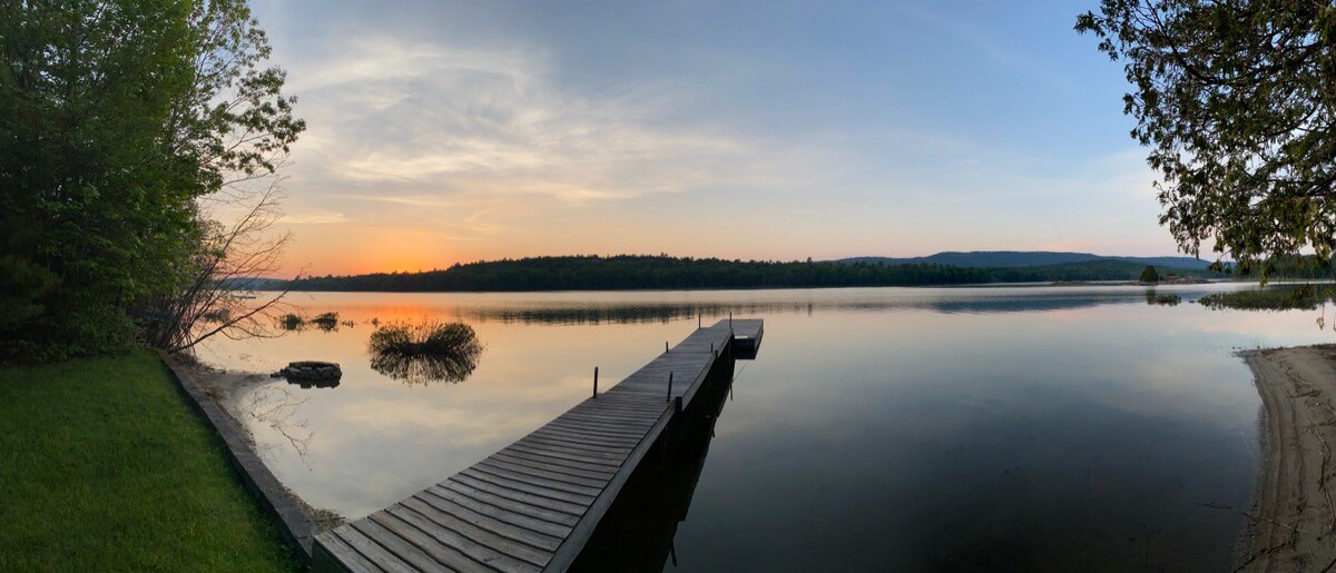 Lake front cottage, with stunning view.