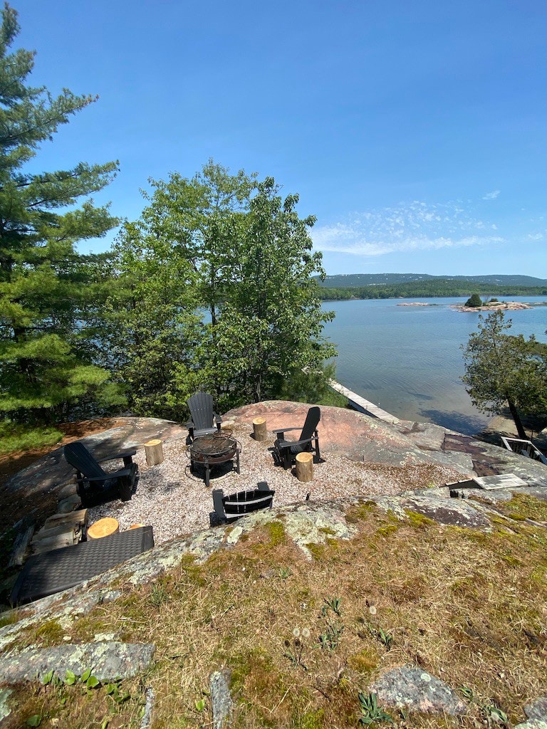 Lake front cottage, with stunning view.