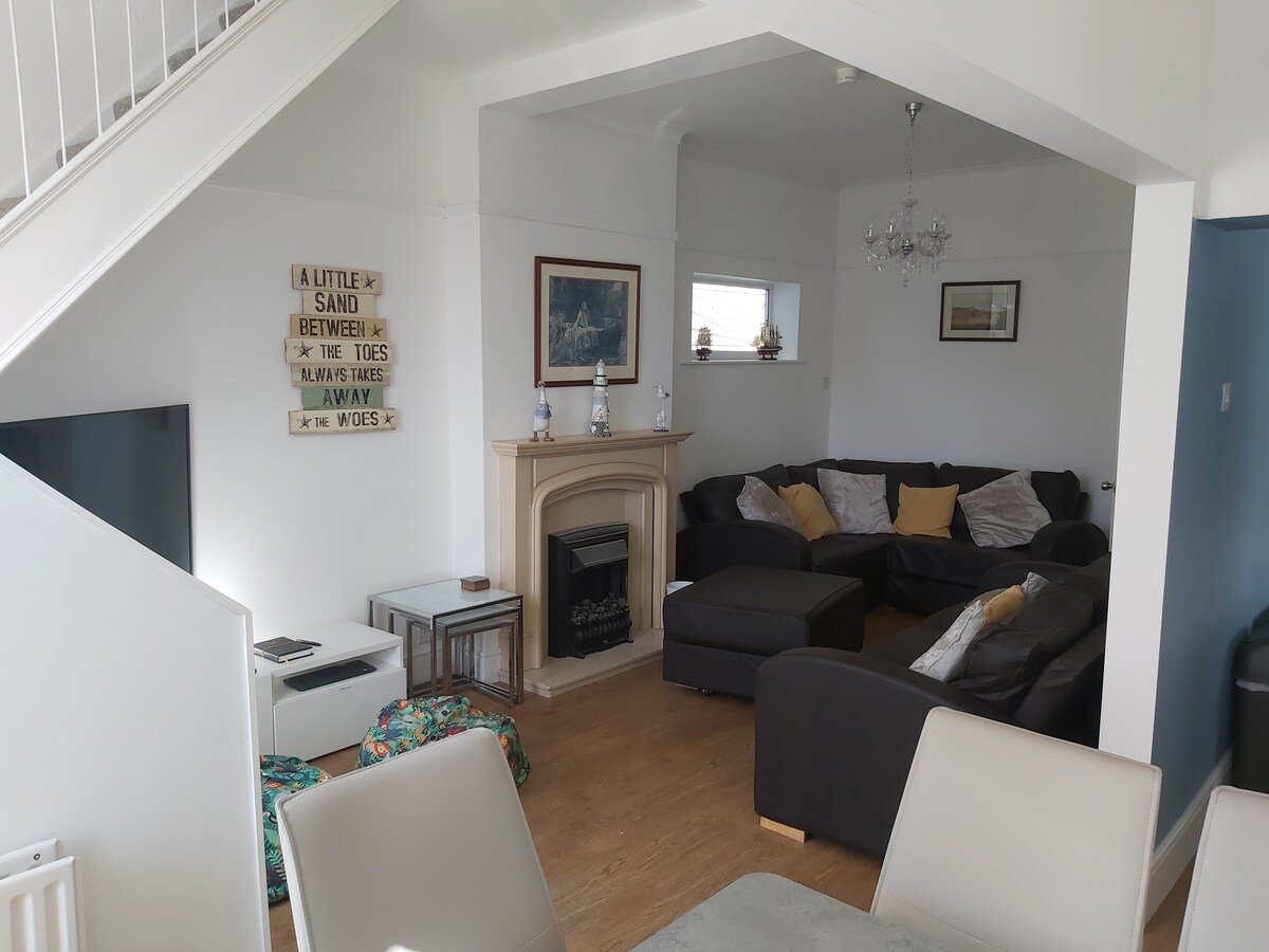 Captain's Lodge: Seaside Holiday Cottage sleeps 10