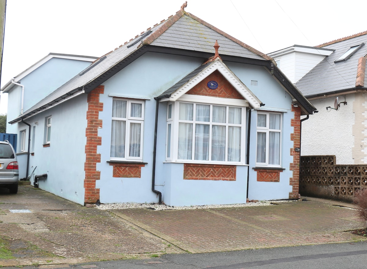 Captain's Lodge: Seaside Holiday Cottage sleeps 10