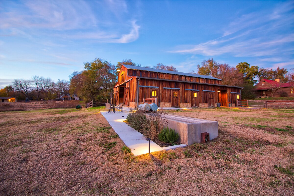 Creekside Barn, walkable to Saint Jo downtown