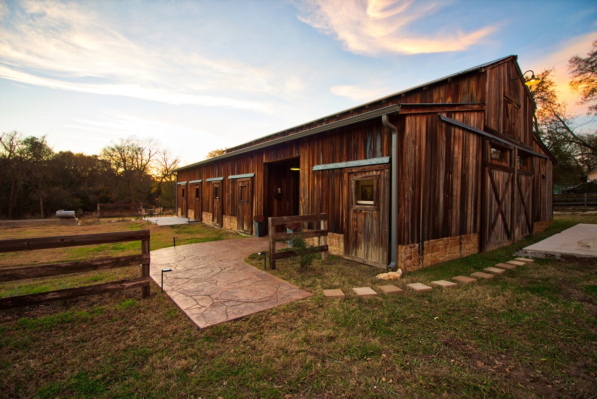 Creekside Barn, walkable to Saint Jo downtown