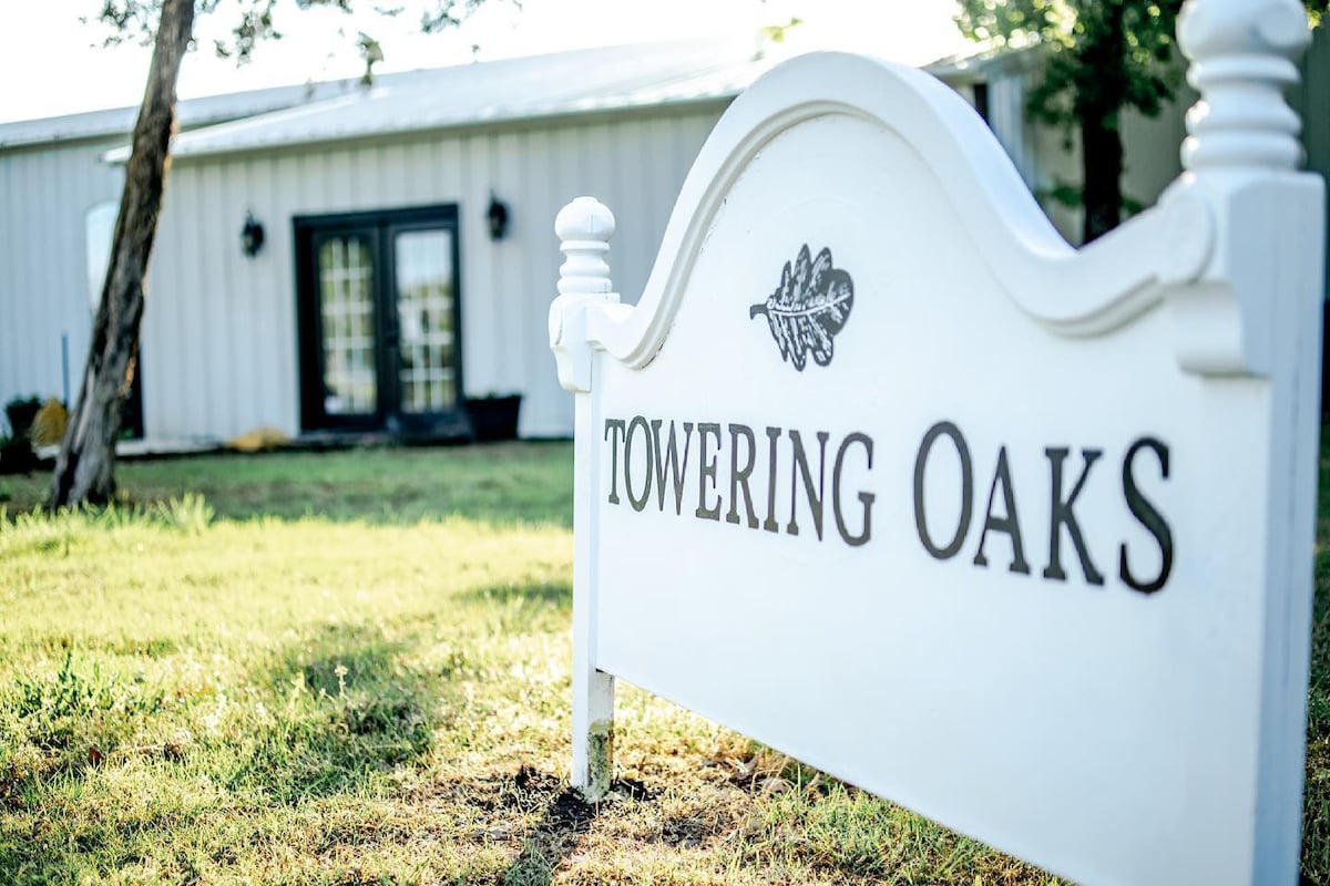 红橡树小屋（ Red Oak Lodge ）的Muleshoe客房@ Towering Oaks b&b
