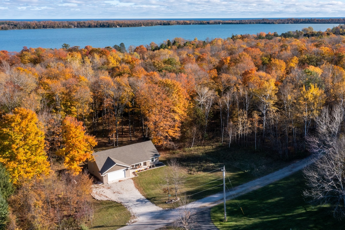 Door County Retreat。步行即可抵达袋鼠湖（ Kangaroo Lake ）。