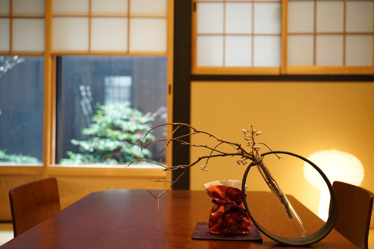 感受窗帘尽头的呼吸。房源位于双町神社（ Shinsengumi ）的神圣之地。
