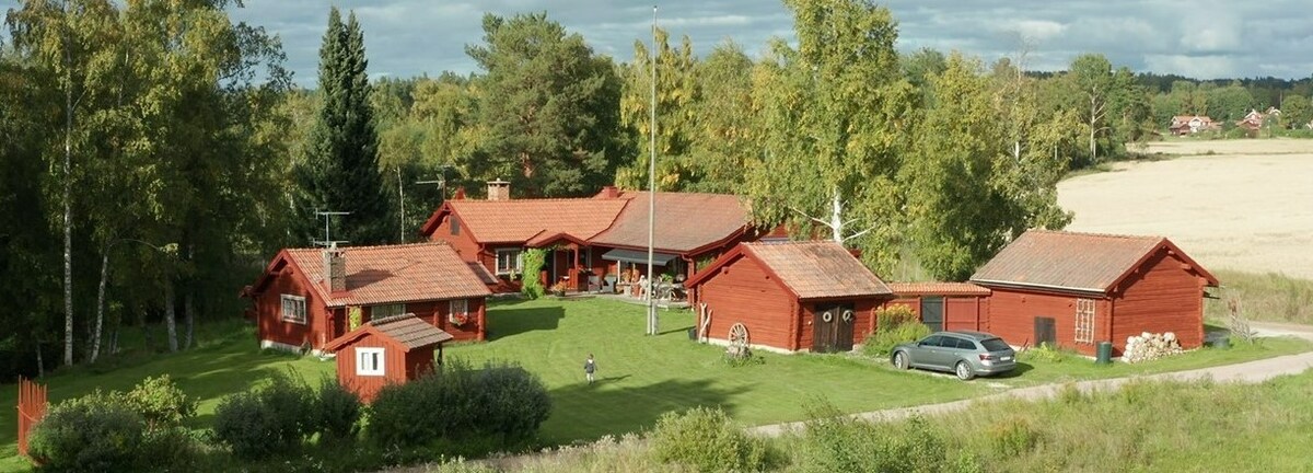 位于达拉纳（ Dalarna ） Leksand的大型传统木屋