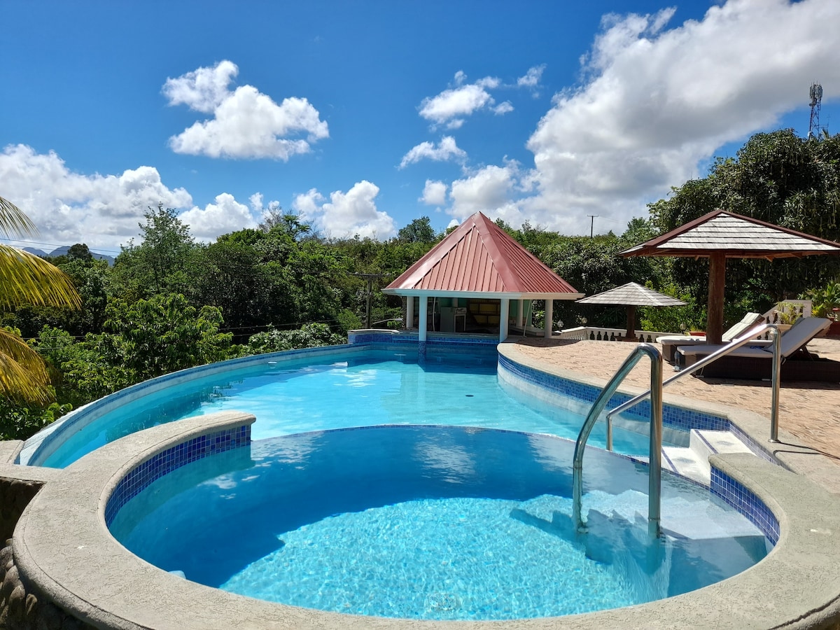 Eden Crest Villa, Rental Unit pool, family suite,