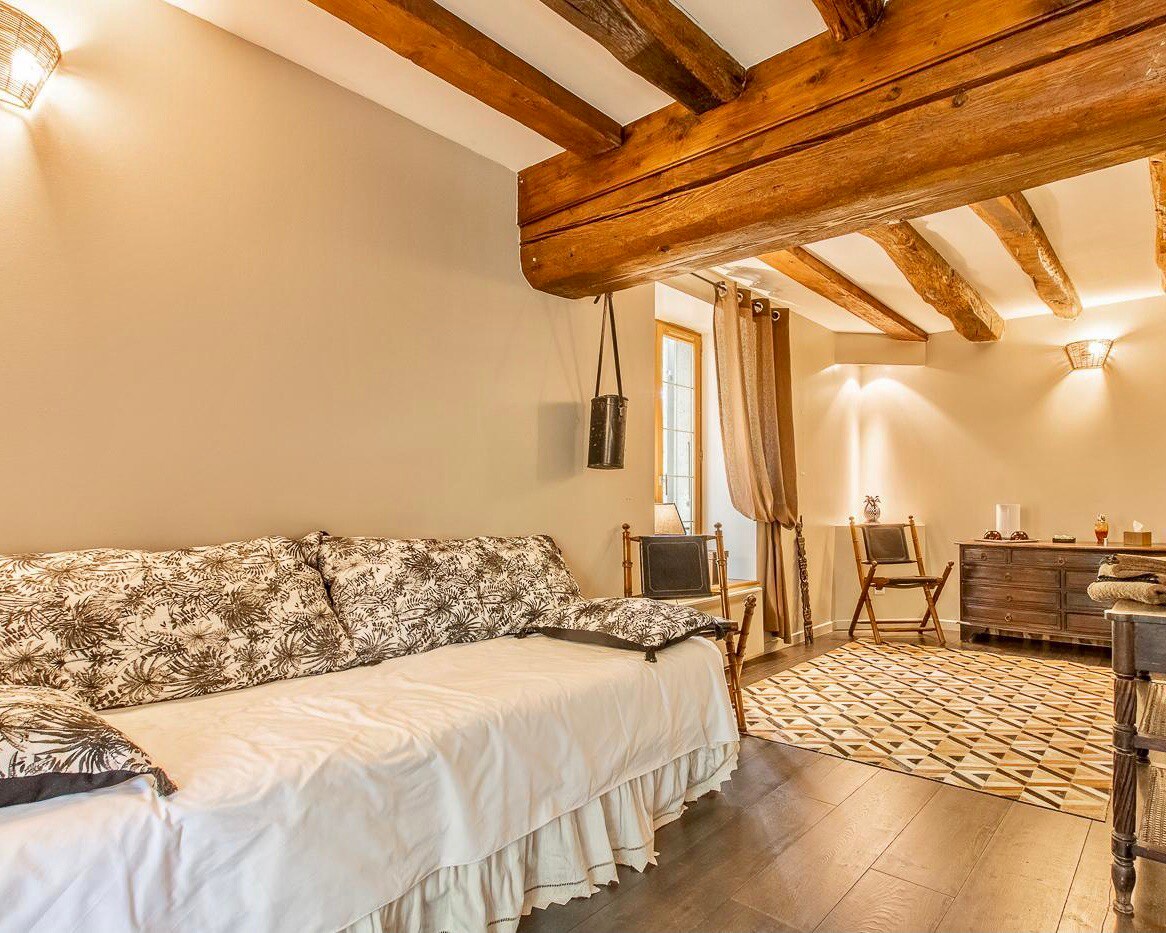 The DOMAINE de MOROGES, SAFARI Room, Burgundy