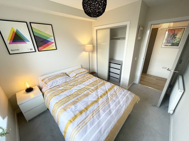 Double room in modern flat w/private bathroom