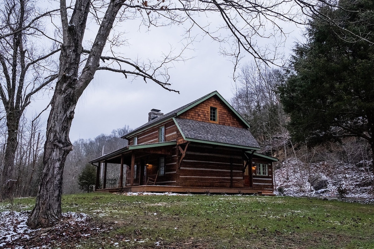 Historic Log Cabin, Dreamy Loft Suite, Stone Frpl.