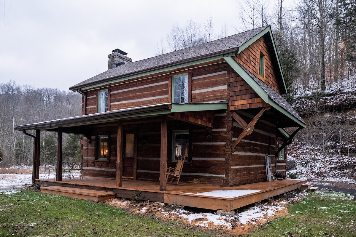 Historic Log Cabin, Dreamy Loft Suite, Stone Frpl.