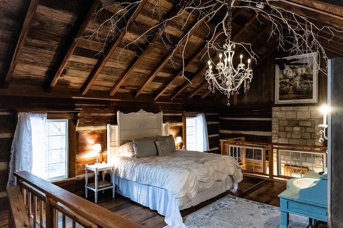 Historic Log Cabin, Dreamy Loft Suite, Stone Frpl.