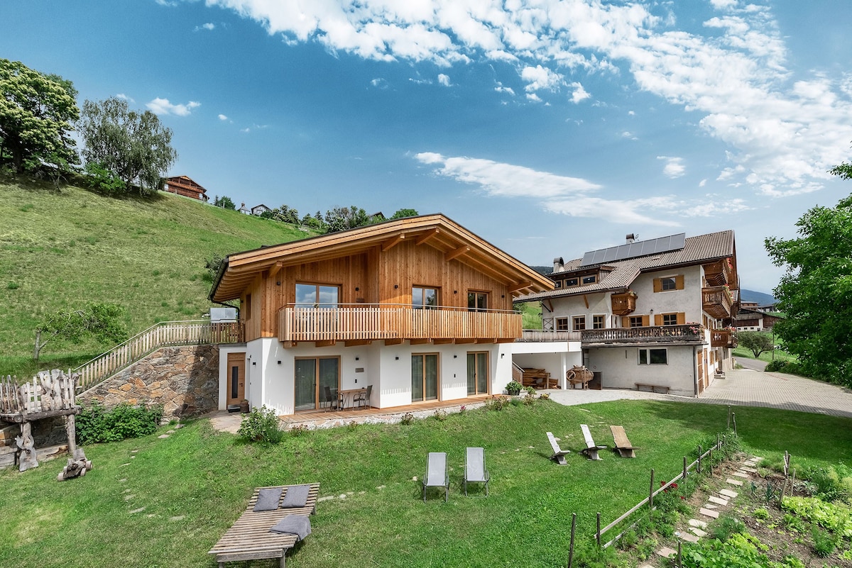 pring magic in a mountain chalet: perfect for two!