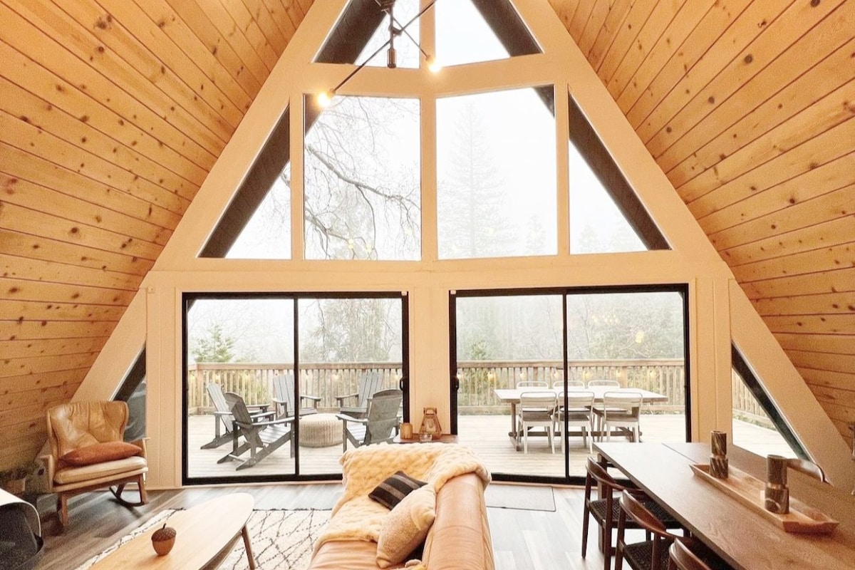 "A-Frame Holiday" Spacious Forest View Cabin, A/C