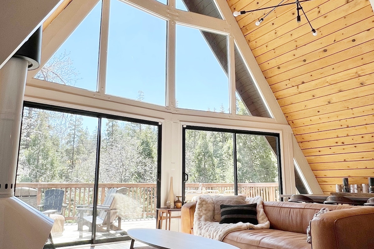 "A-Frame Holiday" Spacious Forest View Cabin, A/C