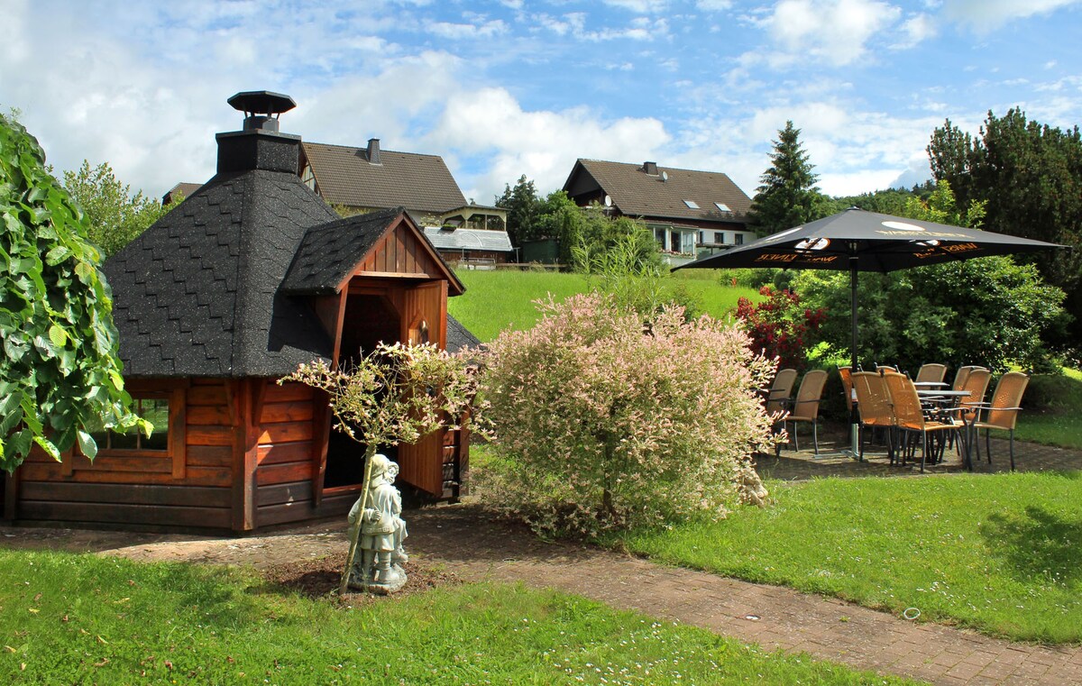 Landgasthof " Zum Burghof " Dreislar