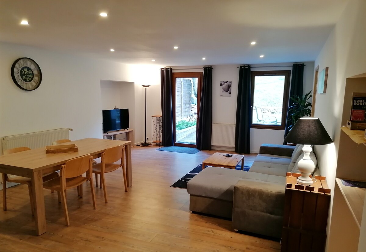 Appartement 60m2 au centre du village avec jardin