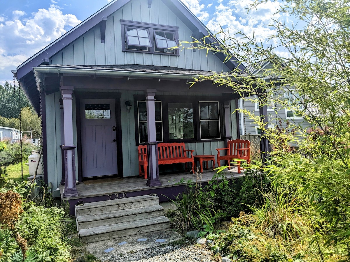 South Beach Cottage - steps from the beach!