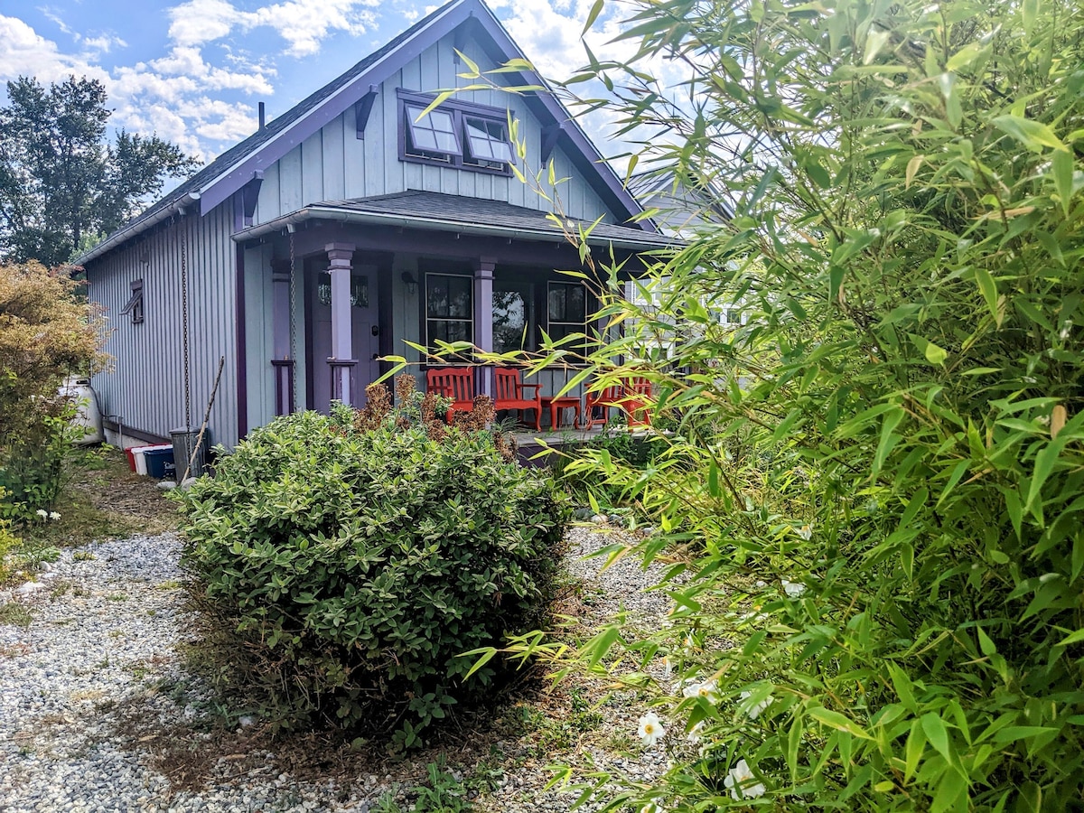 South Beach Cottage - steps from the beach!