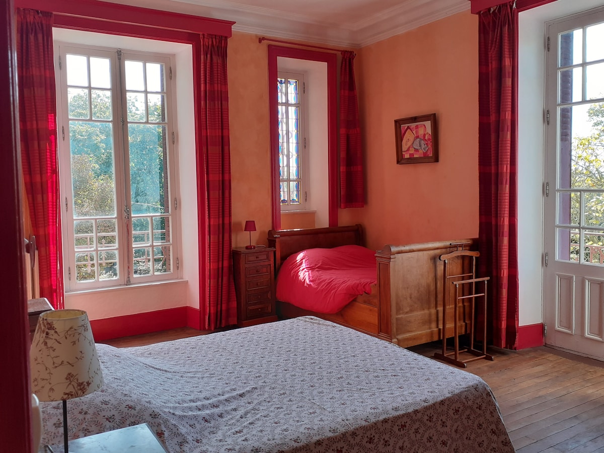 Chambre d 'hôtes Château Saint Roch, Red Room