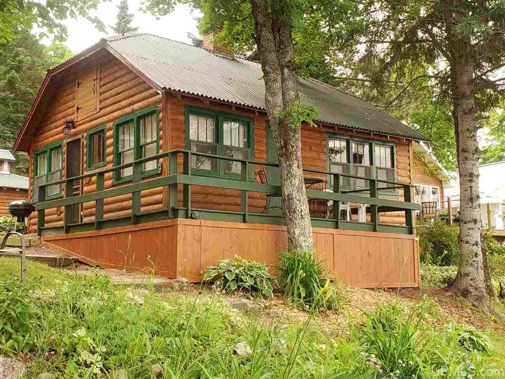 Rustic Lakeside Cabin on Tranquil Sunset Lake