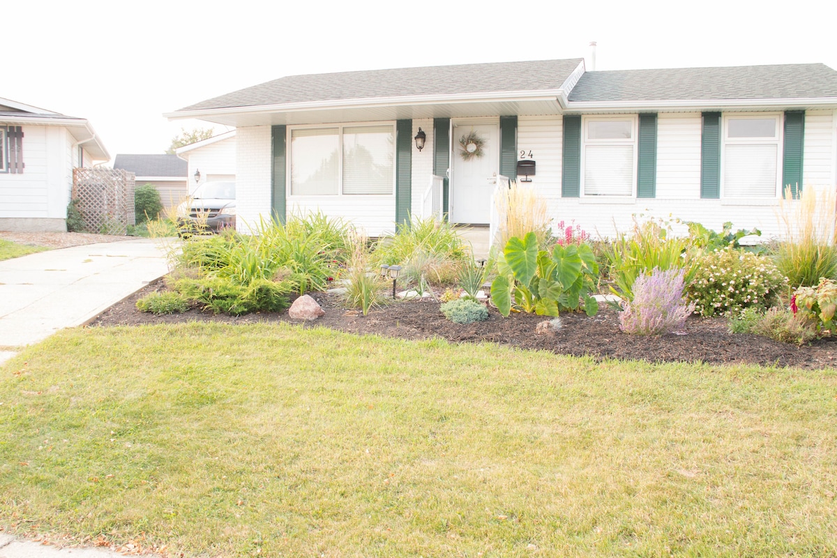 Cozy & Peaceful Bungalow 2-Bed near Yellowhead