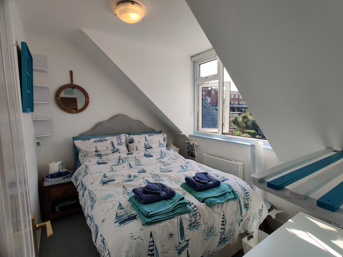 Cosy blue room in Edwardian house, central Swanage