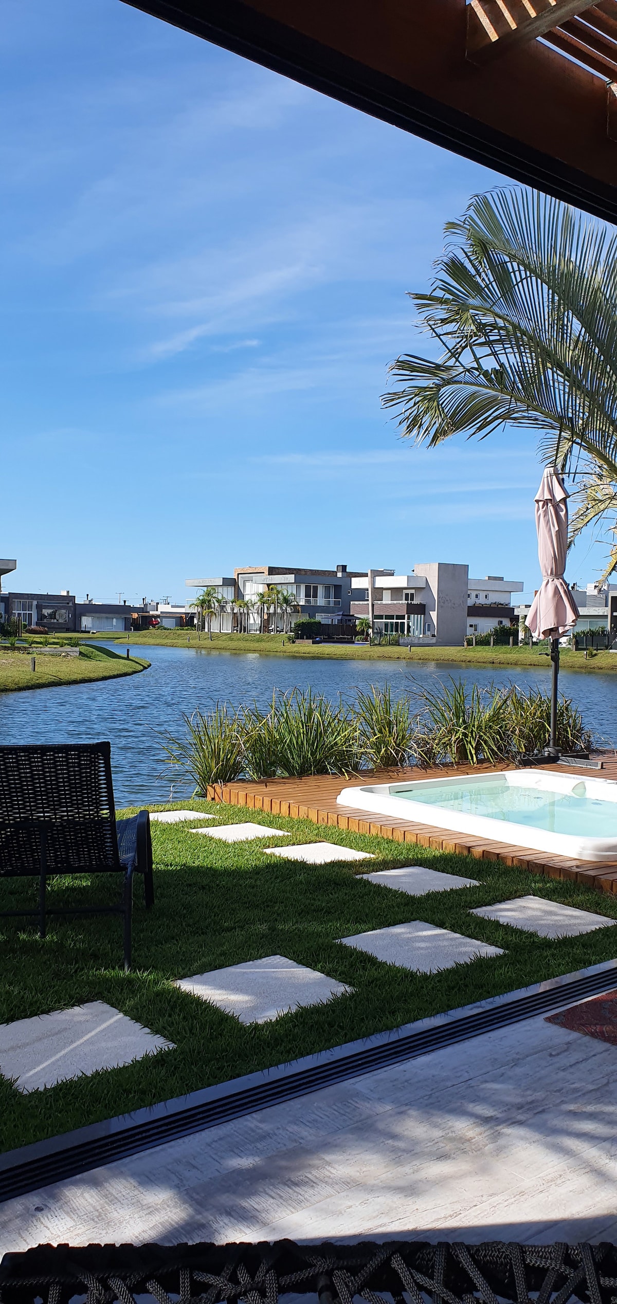 Casa no Condomínio Riviera com fundos para o lago.