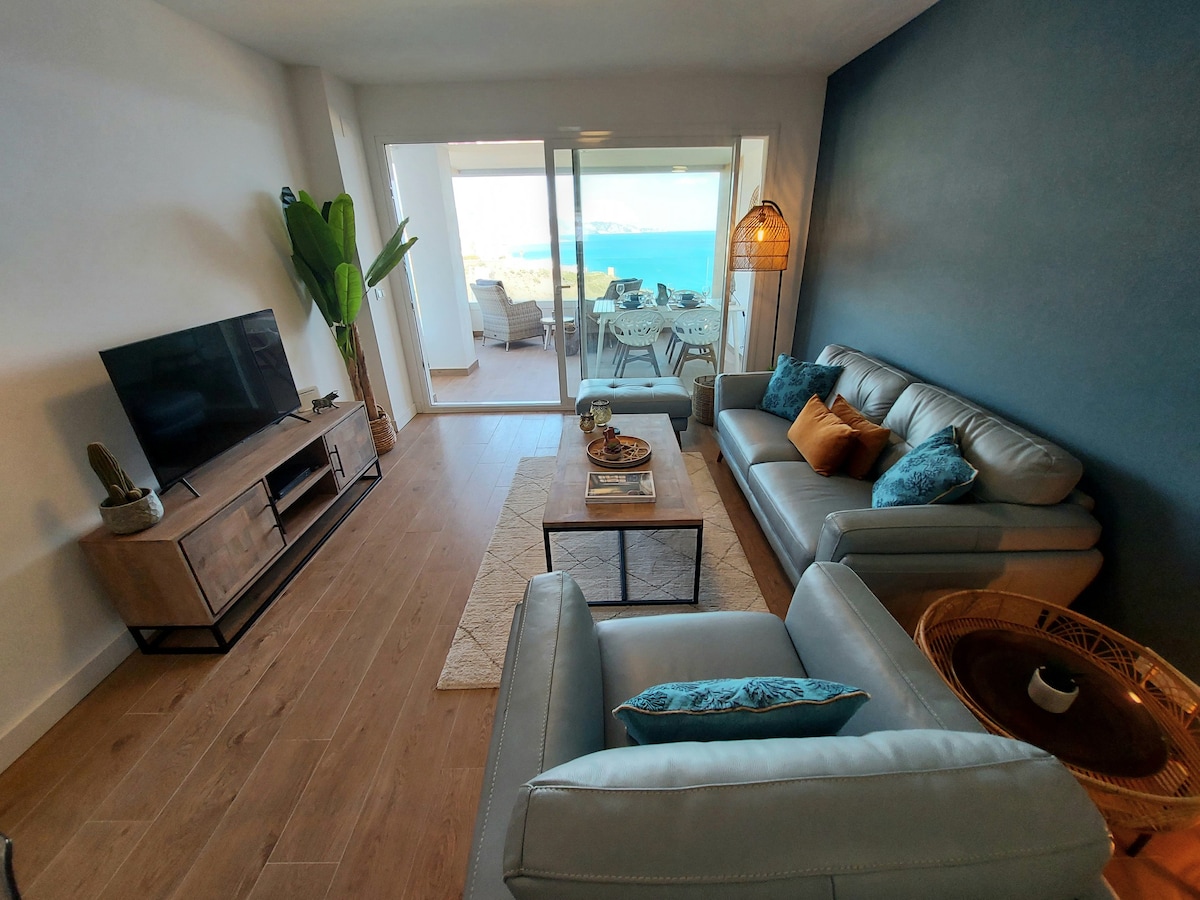Stylish 2 bedroom apartment with stunning sea view