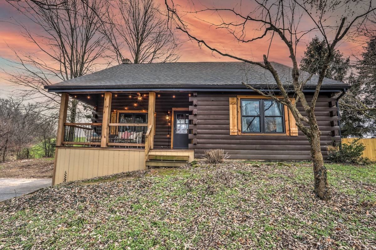 Modern Cabin Surrounded by Farms/Close to Downtown