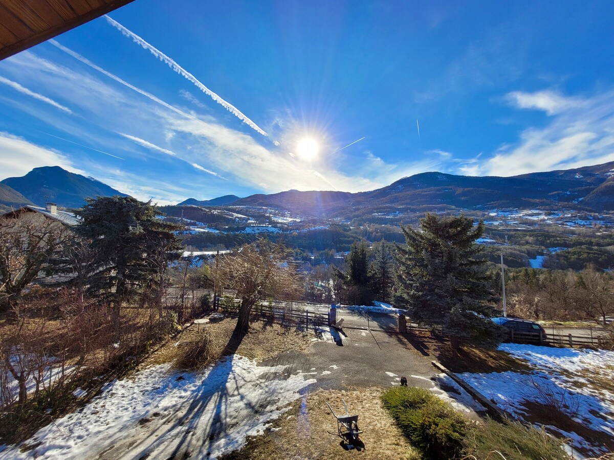 CHALET ENSOLEILLE A LA MONTAGNE