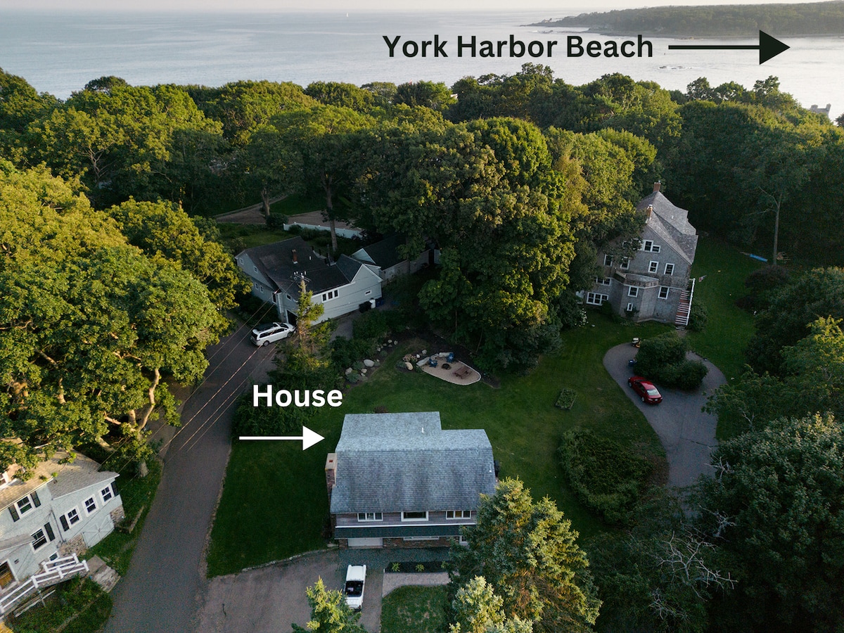 York Harbor home near Beach and Cliff Walk