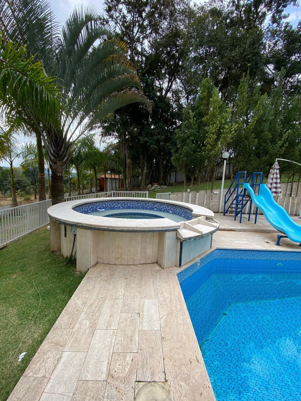 Chácara ampla com piscina confortável