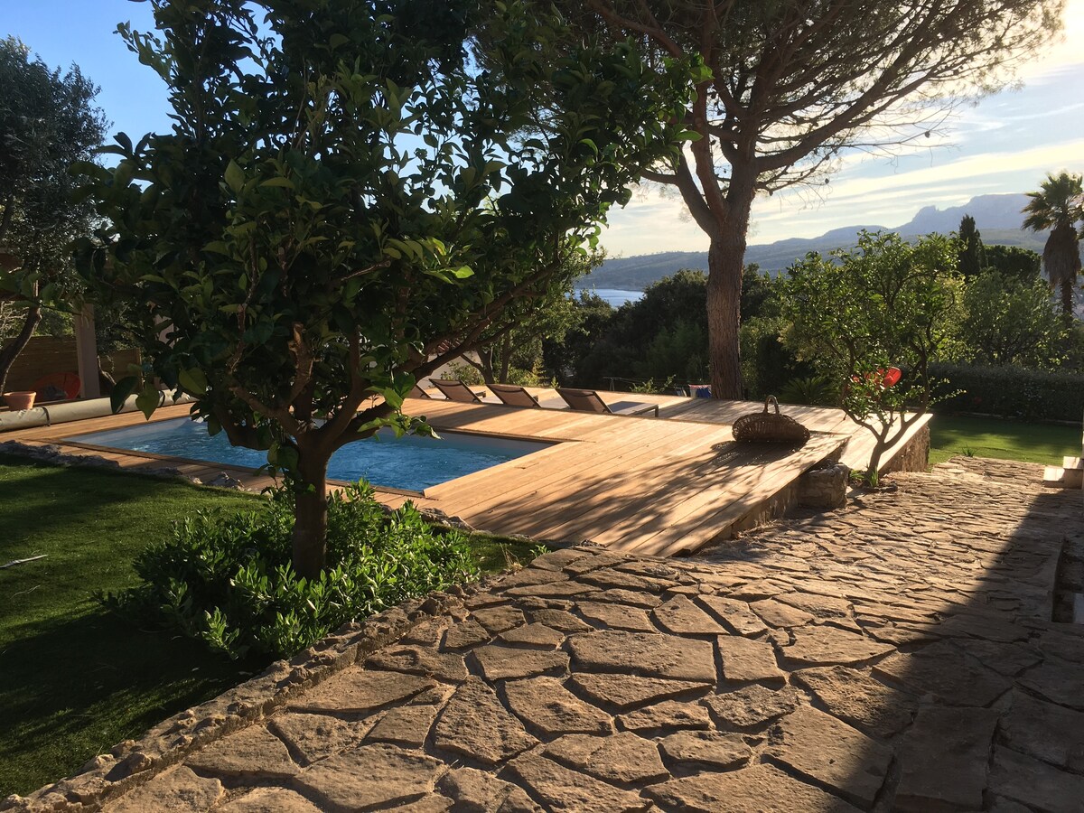 Superbe Villa 5*  piscine, au pied du Cap Canaille