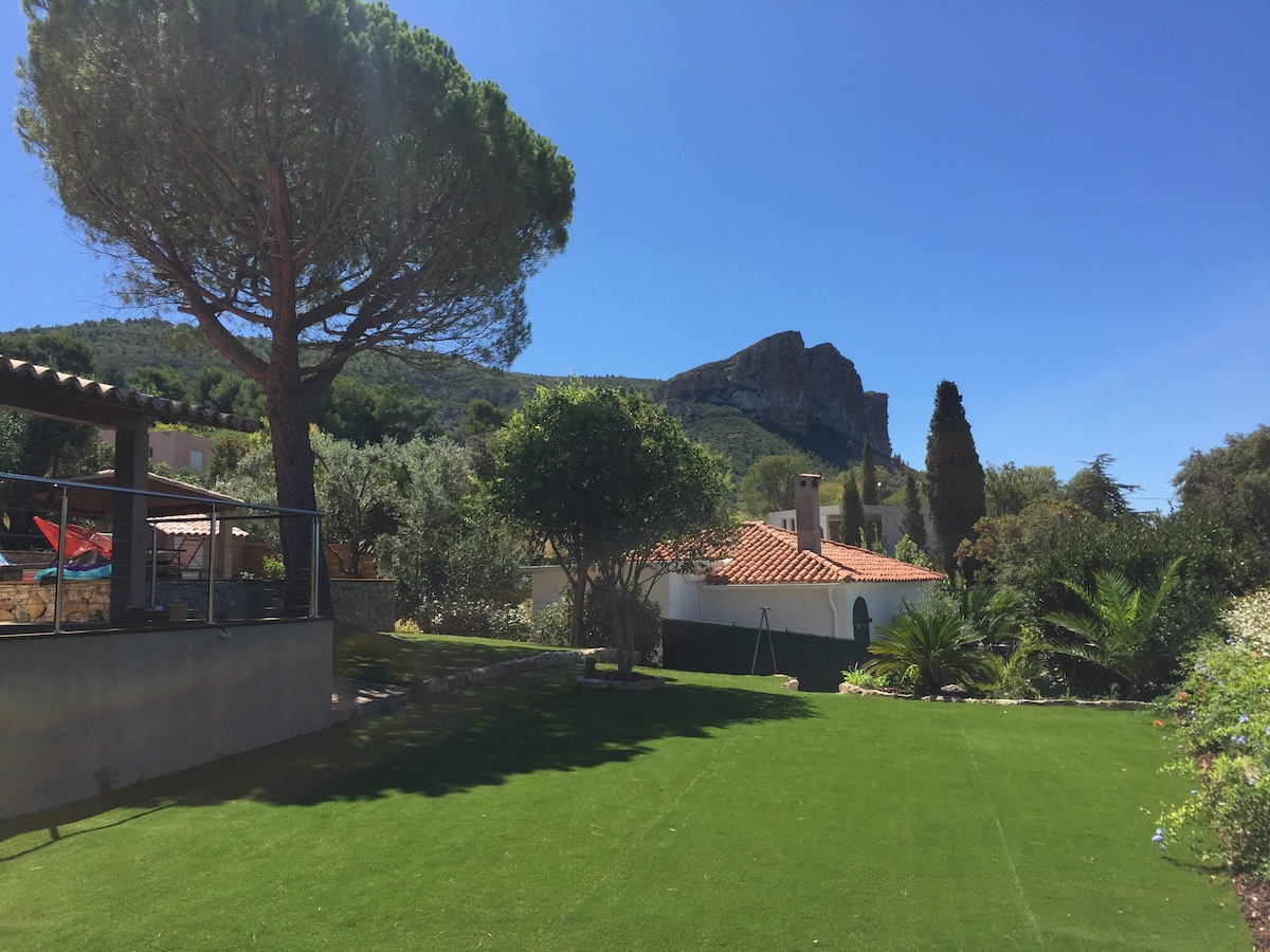 Superbe Villa 5*  piscine, au pied du Cap Canaille