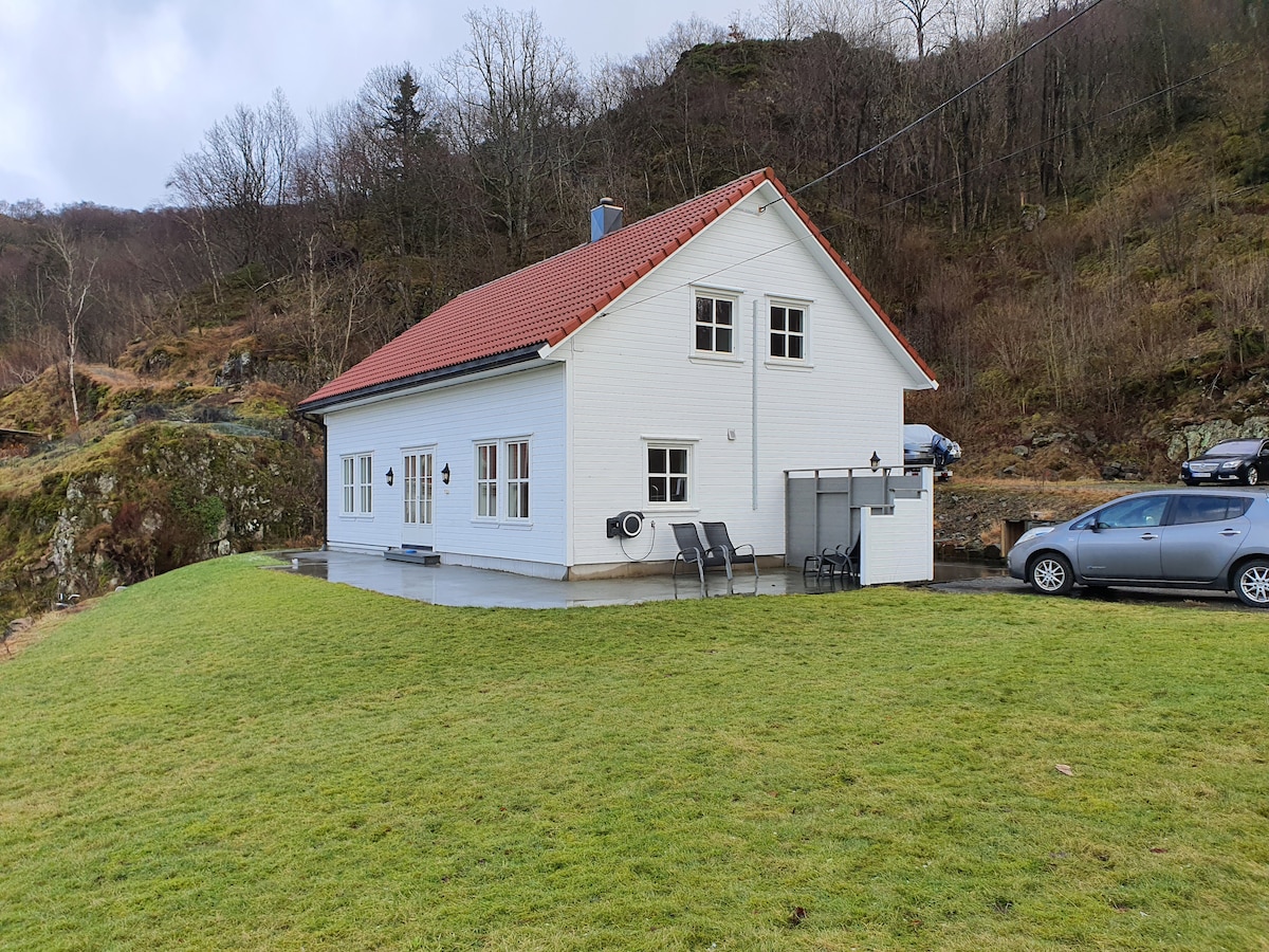 Moderne hus med 5 soverom og 2 bad i Rasvåg