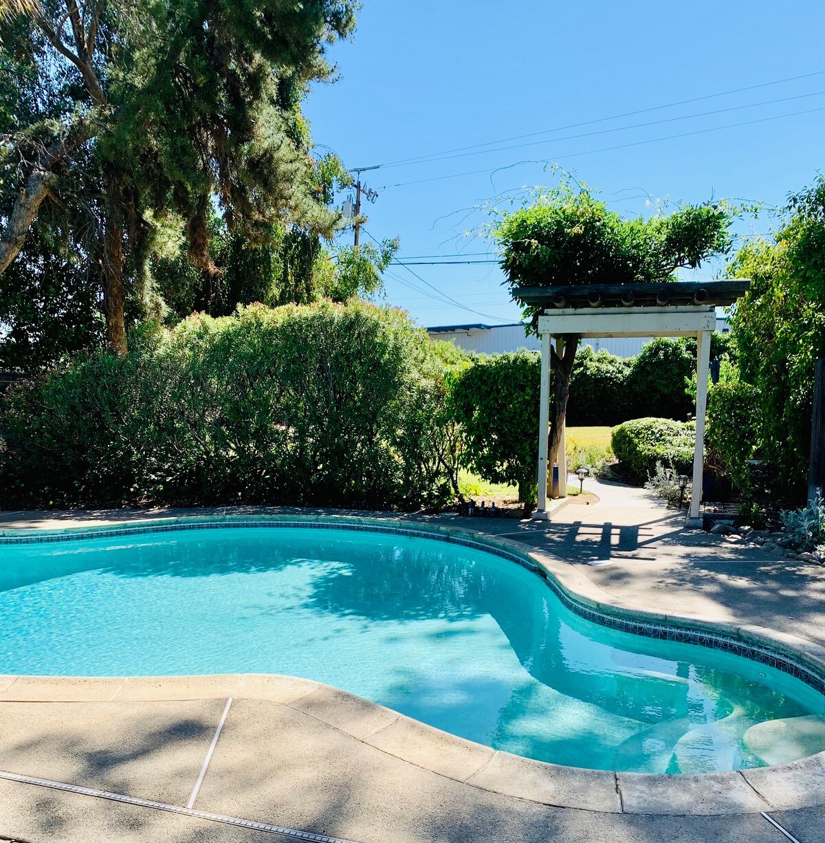 Cozy guest house with pool and private driveway